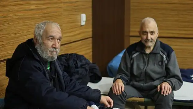 Amerika'da okudu, 5 dil biliyor, evsizlerle kalıyor