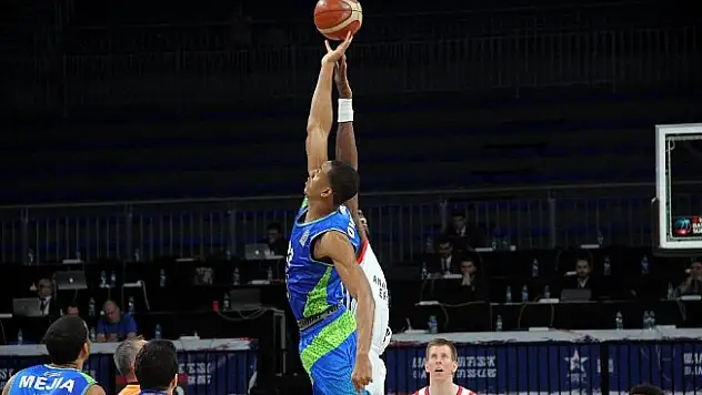 Anadolu Efes evinde galip