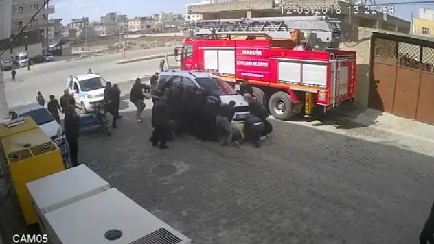 Aracın altında kalan çocuğu böyle kurtardılar