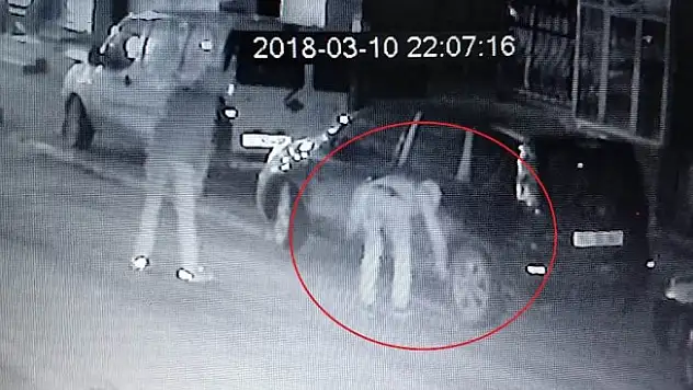 Araçların lastiklerini keserken kameraya yakalandılar