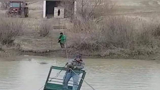 Aras Nehri'ni ilkel teleferikle geçiyorlar