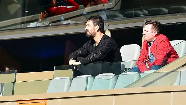 Arda Turan maçı locadan izledi