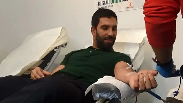 Arda Turan Mehmetçik'e kanıyla destek verdi