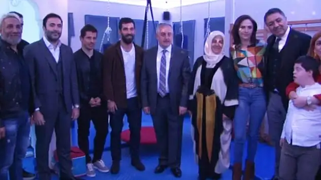 Arda ve Emre down sendromlu çocuklarla pasta yaptı