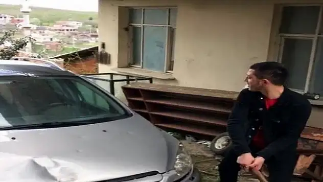 Arkadaşına kızdı, aracını çekiçle parçaladı