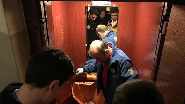 Asansöre sığmayan 180 kiloluk kadını 7 kişi zor indirdi