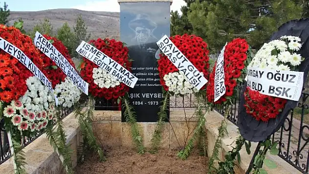 Aşık Veysel mezarı başında anıldı
