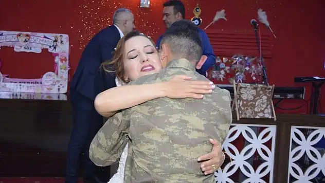 Askerden gelin ablasına sürpriz