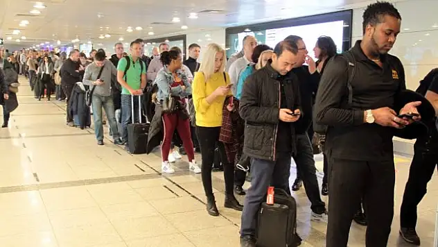 Atatürk Havalimanı'nda yüzlerce metrelik kuyruk