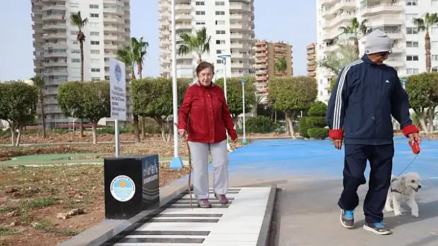 Ayak piyanosu görenleri şaşırtıyor