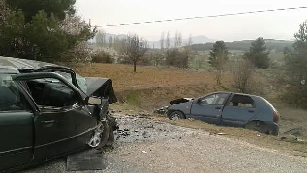 Babasının cenazesine giden hamile kadın kazada can verdi