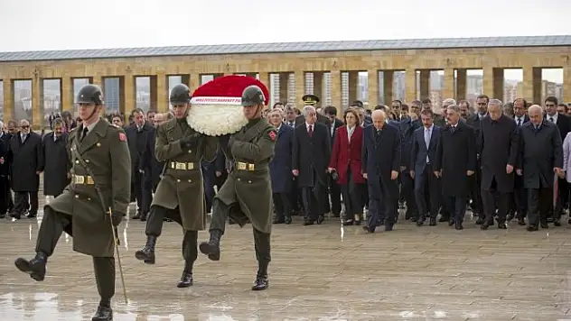 Bahçeli, MYK ve MDK üyeleri ile Anıtkabir'de