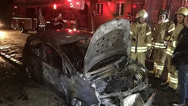 Bahçelievler'de park halindeki 2 araç alev alev yandı