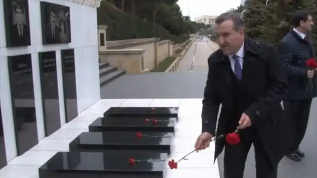 Bakan Bak, Azerbaycan ve Türk Şehitliği'ni ziyaret etti