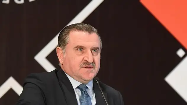 Bakan Osman Aşkın Bak, milli eskrimciyi tebrik etti