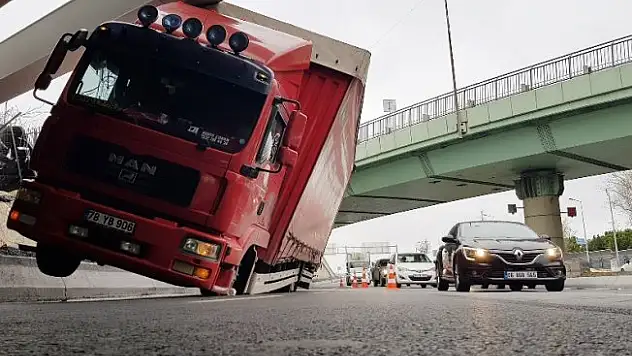 Bakırköy'de kamyon üst geçide takıldı