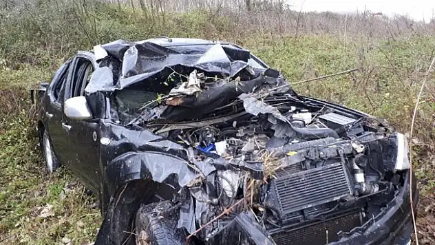 Bariyerlere çarpan pikap takla attı: 1'i ağır 2 yaralı