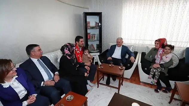 Başbakan pankartlı daveti kırmadı