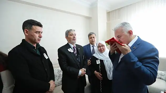 Başbakan'dan, şehit polisin ailesine ziyaret