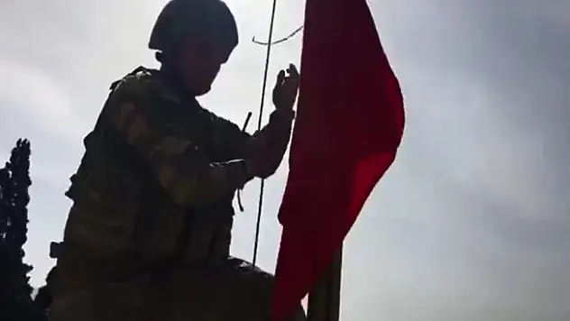 Bayrağımız göndere çekildi