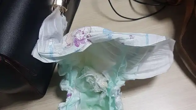 Bebeğin üzerindeki bezde eroin sakladılar