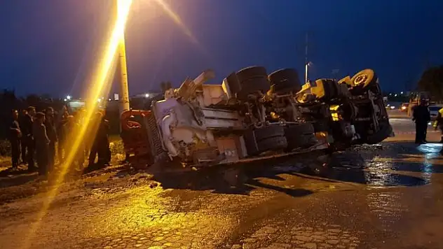 Beton pompası kamyonu ile tır çarpıştı: 2 yaralı
