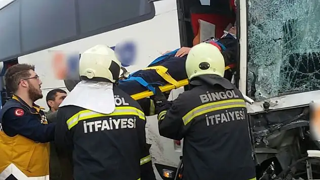 Bingöl'de 2 otobüs çarpıştı: 7 yaralı