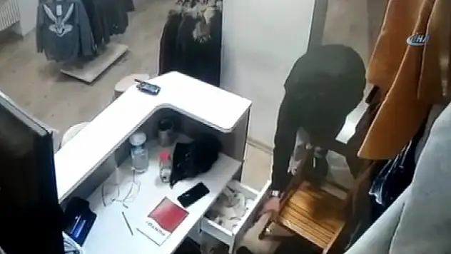 Bozuk paraları beğenmeyen hırsız kamerada