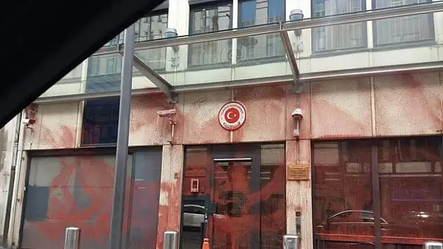 Brüksel'deki Türk konsolosluğuna 'boyalı' saldırı