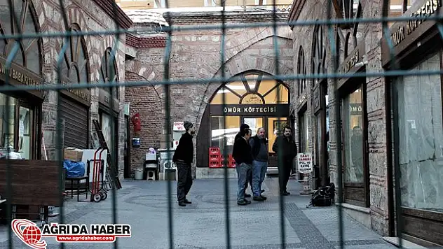 Bursa Ulu Camide 600 Yıllık Han Tel örgülerle kapatıldı