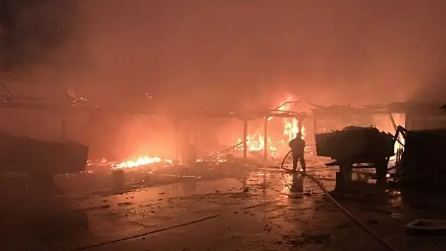 Bursa'da kereste fabrikası ve yanındaki ev alev alev yandı