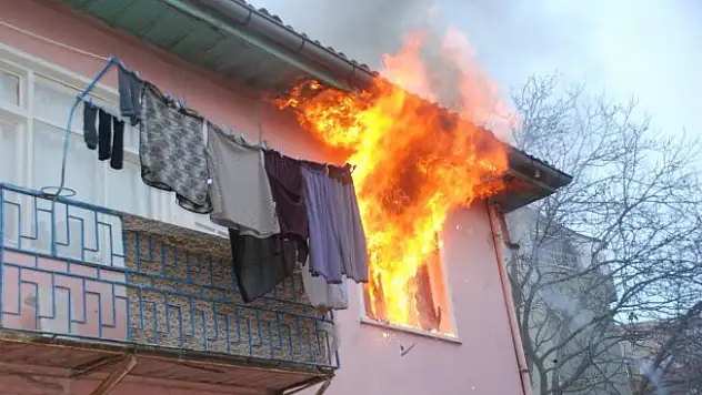 Çakmakla oynayan çocuk evi yaktı