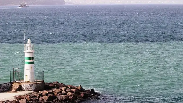 Çanakkale Boğazı'nın rengi değişti