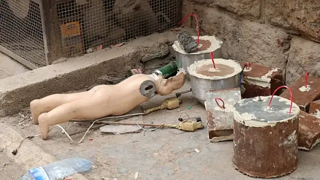 Cansız çocuk mankeni bile tuzaklamışlar