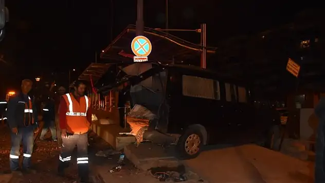 Çarpışan araçlar tramvay durağına girdi