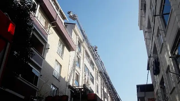 Çatı yangını vatandaşı sokağa döktü