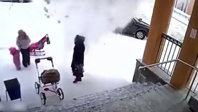 Çatıdaki kar üzerlerine böyle düştü