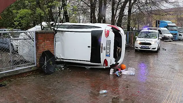 Çay bahçesinin giren otomobilin kaza anı mobesede