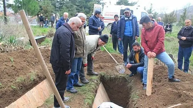 Cenaze töreninde gelen telefonla şok oldular