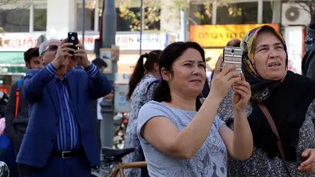 Cep telefonlarına sarıldılar: Polis ise operasyondaydı