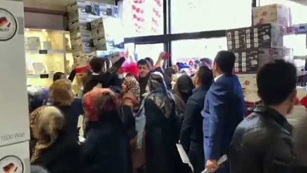 Çeyiz mağazası açılışında izdiham