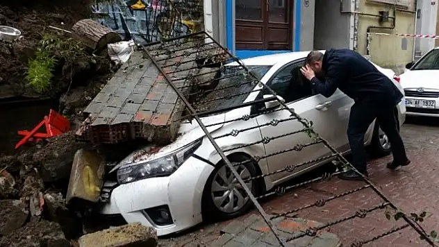 Cihangir'de istinat duvarı çöktü