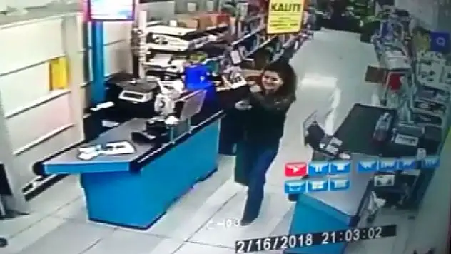 Çikolata çaldı, gülerek marketten çıktı