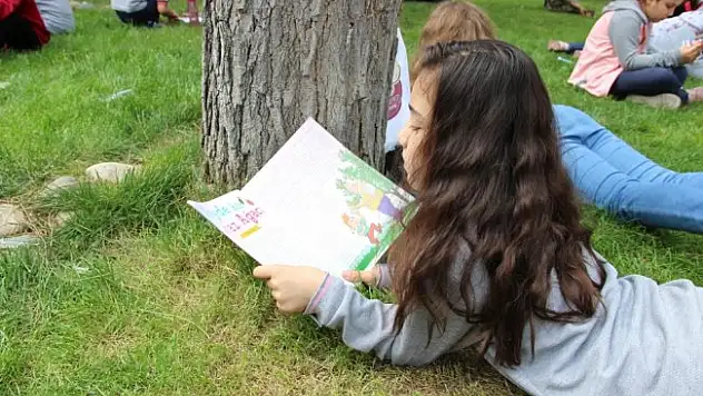 Çimlerin üzerinde kitap okudular