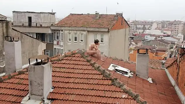 Çırılçıplak çatıya çıktı, çay teklifine indi