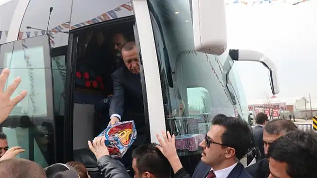 Çocuklara hediye dağıttı