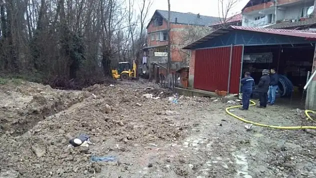 Dere taştı, ev ve iş yerleri sular altında kaldı