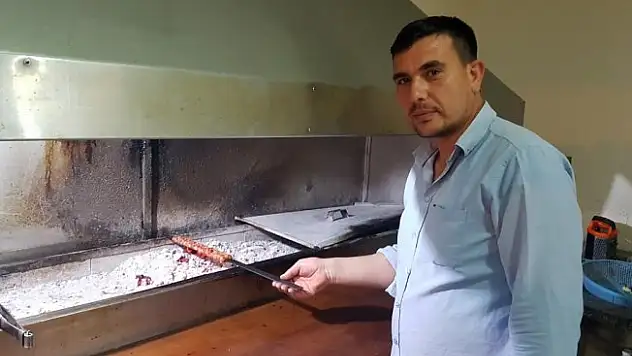 Dolaptaki eti Neşet Ertaş türküleriyle terbiye ediyor