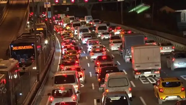 E-5'te trafik kilitlendi