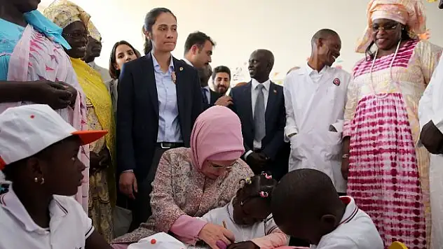 Emine Erdoğan'dan Pikine Sosyal Pediatri Enstitüsüne ziyaret